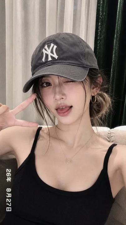 超写实iPhone17Pro自拍东亚女性生活照
