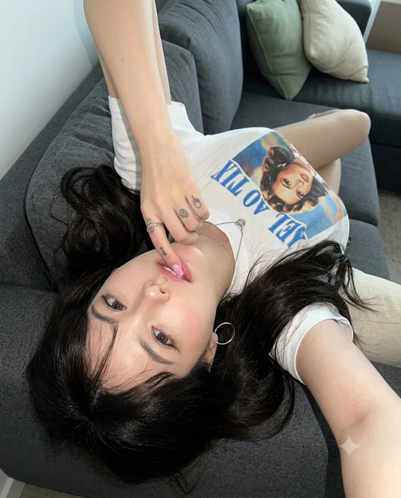 高角度俯拍沙发侧卧极简性感写真
