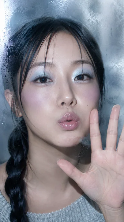 朦胧玻璃后的冰蓝妆容硬闪微距人像