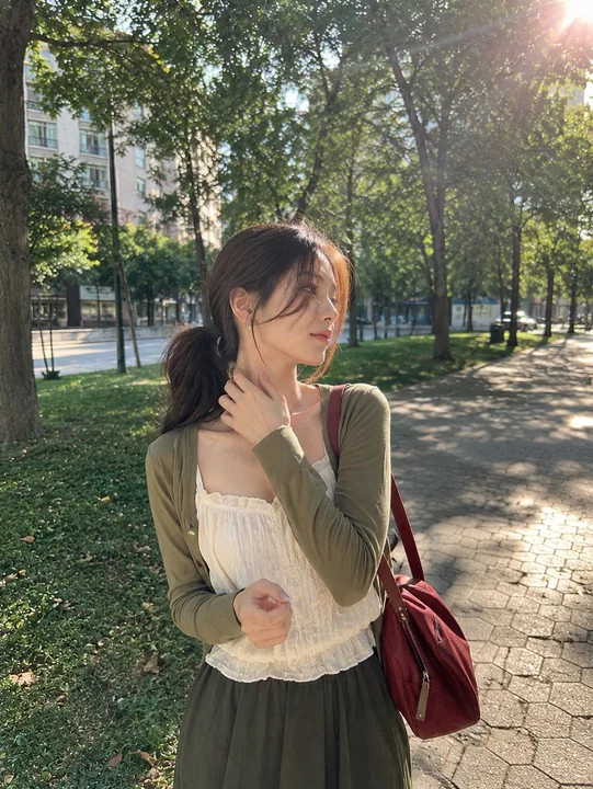 阳光午后都市公园侧影人像