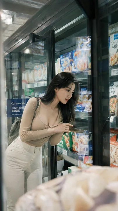 韩国网红山姆会员店冷柜前狐系美女徕卡胶片感