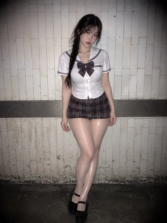 超写实复古室内闪光灯东亚女性全身像