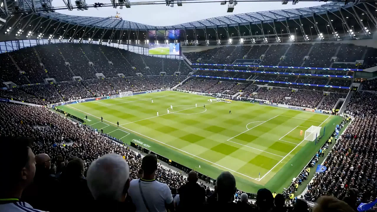 Le joueur vedette de Tottenham déjoue quatre joueurs et effectue un tir époustouflant de loin.