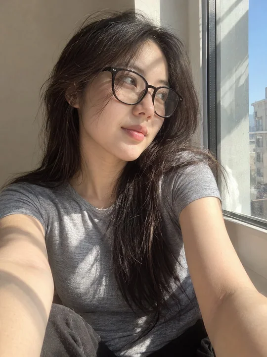 窗边东亚女性超写实手机自拍