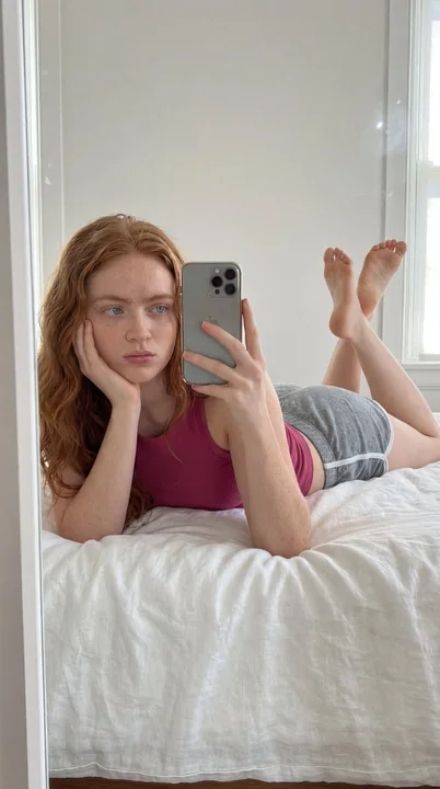 Selfie devant le miroir de chambre, style Ana de Armas