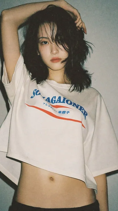 胶片风东亚女性露脐上衣人像
