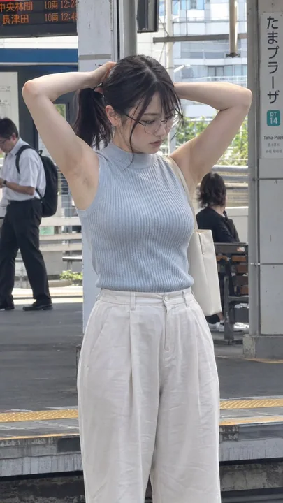 日本车站月台扎发女性iPhone抓拍