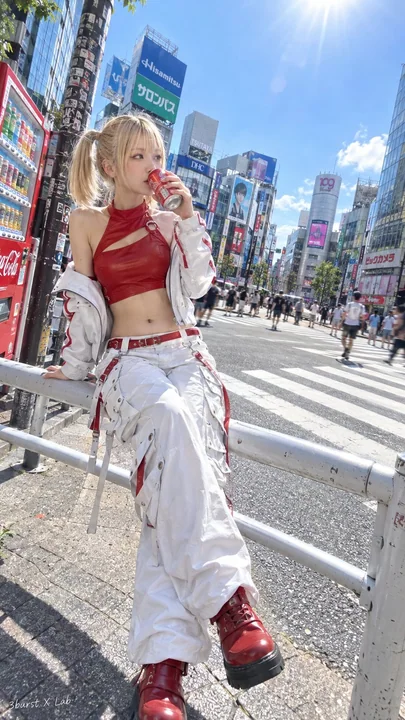 日本大都市街头红白街头风女性全身像