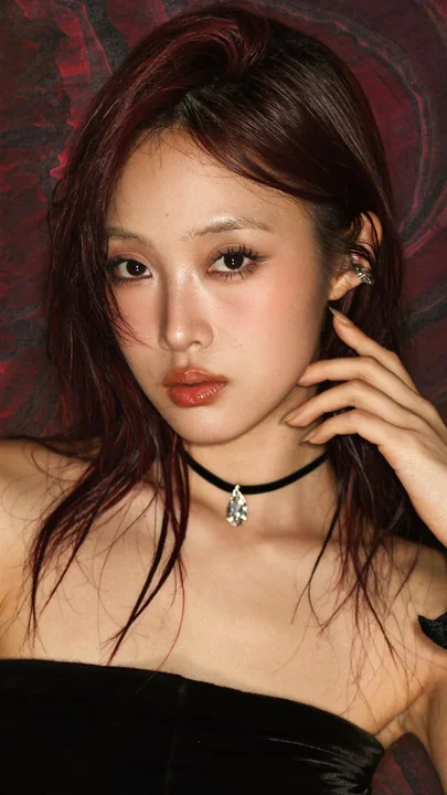 亚裔女性红棕发色高清时尚人像