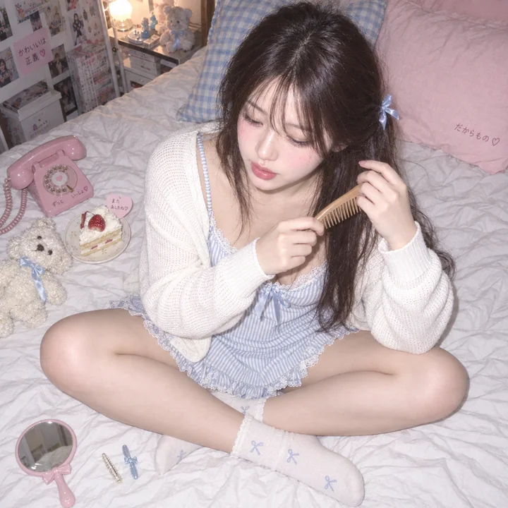 CCD复古闪光：白床单上的清透东亚少女