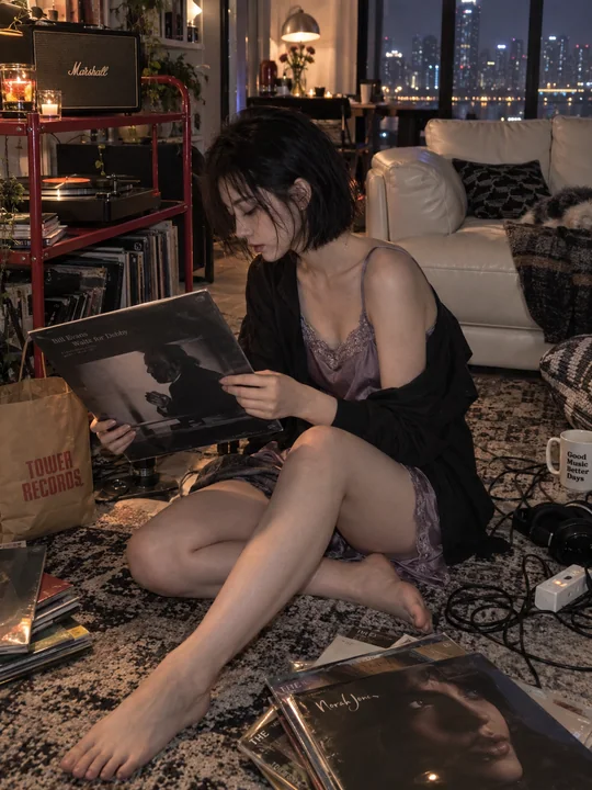 深夜客厅整理黑胶唱片的东亚少女