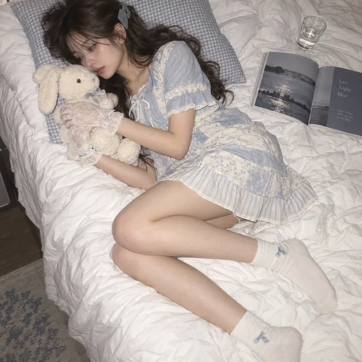 雾蓝卧室里的深夜纪实:侧卧床榻的温柔瞬间