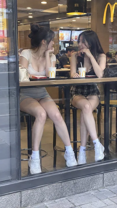 麦当劳窗边闲聊的东亚女性