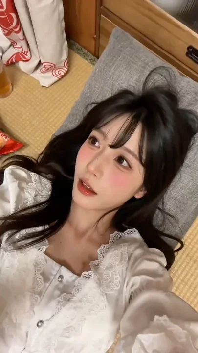 酔っぱらいのコスプレイヤーが畳の上で撮るプライベートなセルフィー