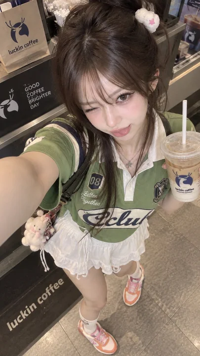 草绿色橄榄球Polo裙装运动少女