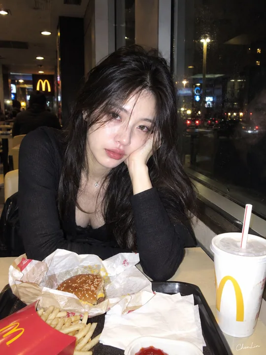 疲惫美丽的女孩深夜快餐店纪实摄影