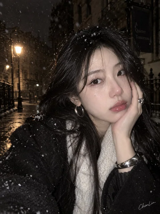 初雪街道Y2K金属感单人近景写真
