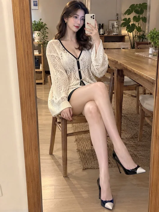 东亚女性简约时尚家居镜面自拍