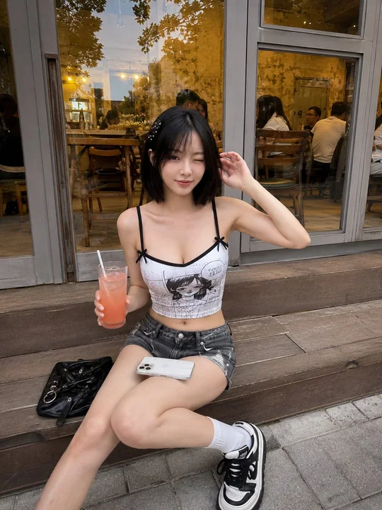 咖啡馆外韩国女性写实街拍人像
