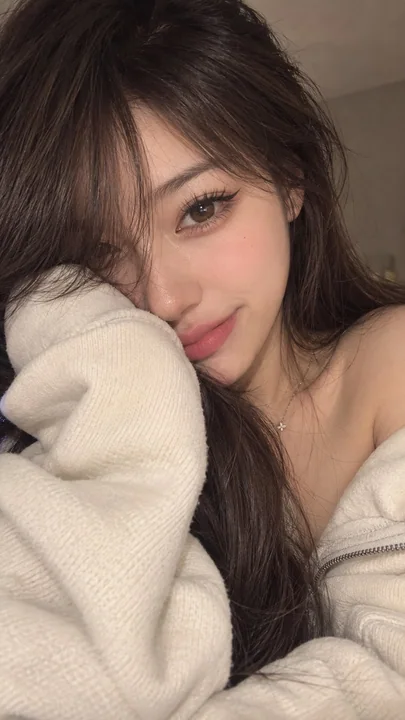 甜美可爱女性奶油色连帽衫特写自拍