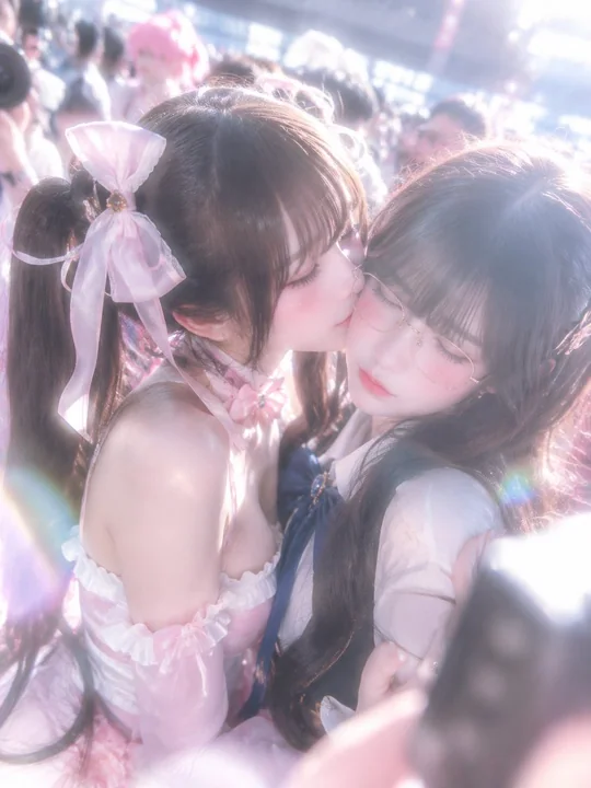 漫展人潮百合姬系甜梦感贴颊轻吻