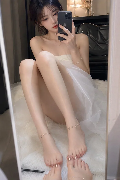 镜前白色薄纱裙女性自拍