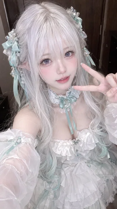 超写实日系银发少女Cosplay自拍