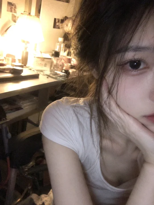 真实手机前置摄像头自拍快照