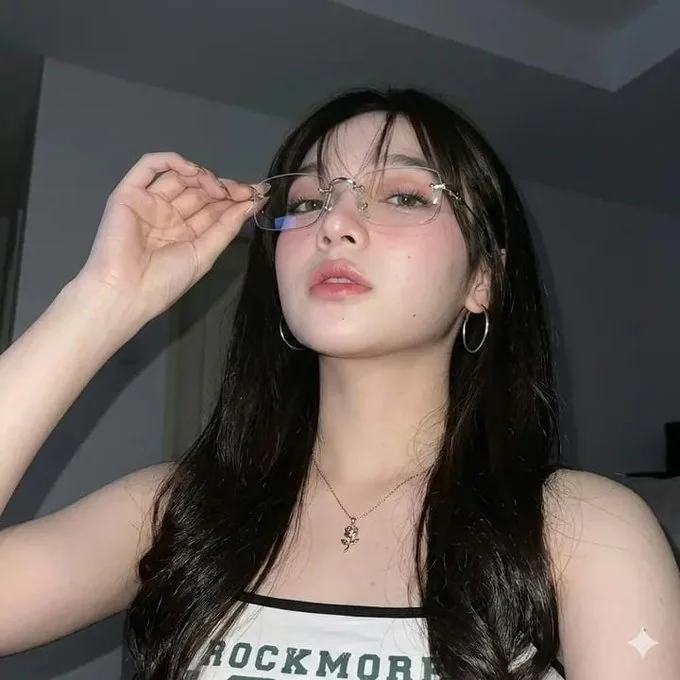 韓国の清透な仕上がり、少女が指を噛んでいる夜の自撮り