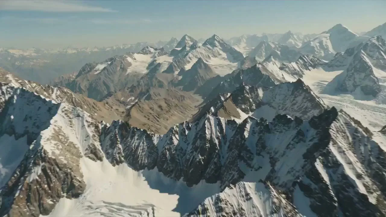 Spectacle des vaisseaux anti-gravité de la chaîne himalayenne du Ladakh en 1975