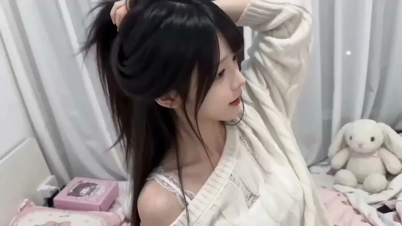 乱れた部屋の中の純欲少女のスナップ写真