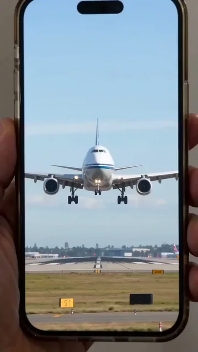 リアルな路上ライブ配信視点の客機がメカチューバに変身