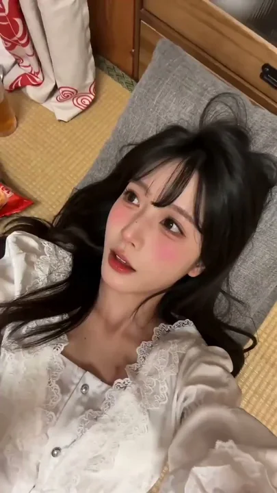 派对后榻榻米上微醺Coser的私房自拍