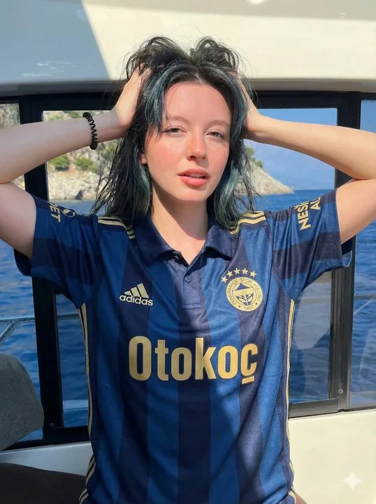 阳光游艇上的费内巴切球衣撩发少女