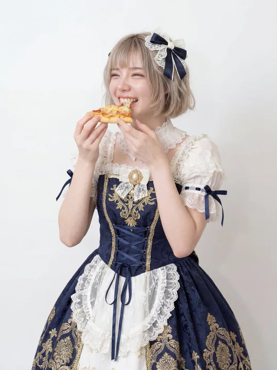 Femme élégante dégustant une pizza, photo de studio haute résolution