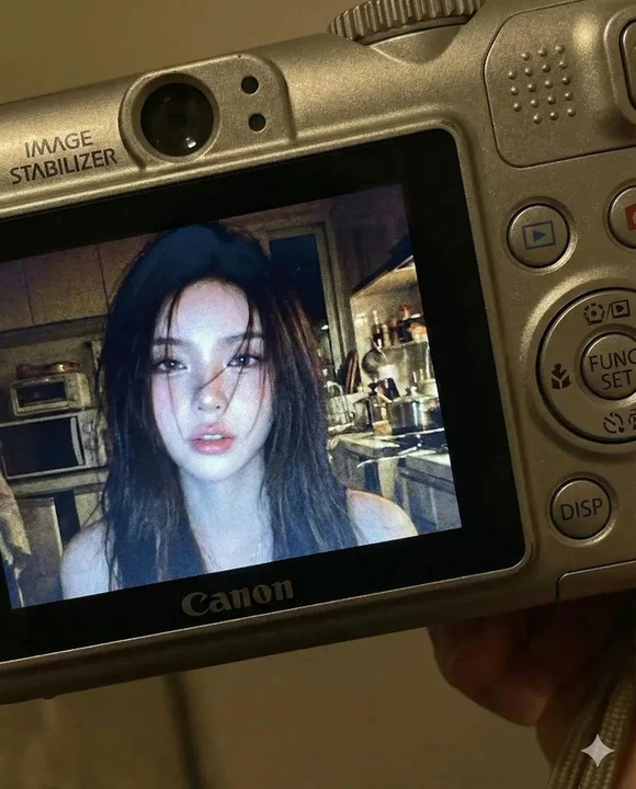 女性の写真がデジタルカメラの画面に表示されている。