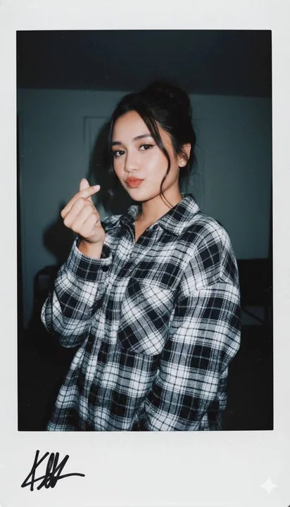 Black and white checkered girl half-heart gesture photo under retro film feel