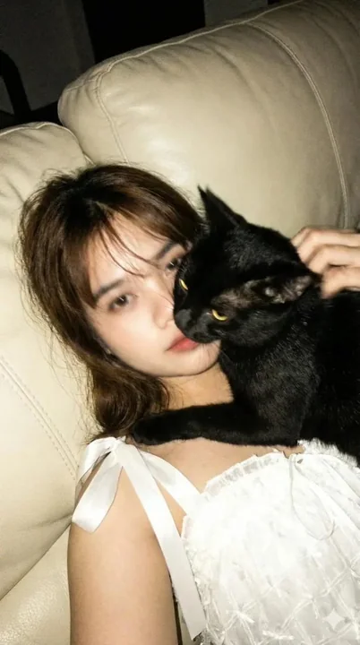 Autoportrait flou à la main d'une femme en étroite embrace avec un chat