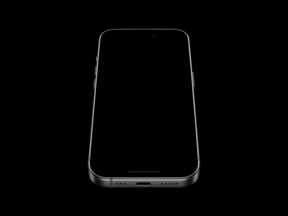 Демонстрация эффекта титанового металла iPhone 15 Pro