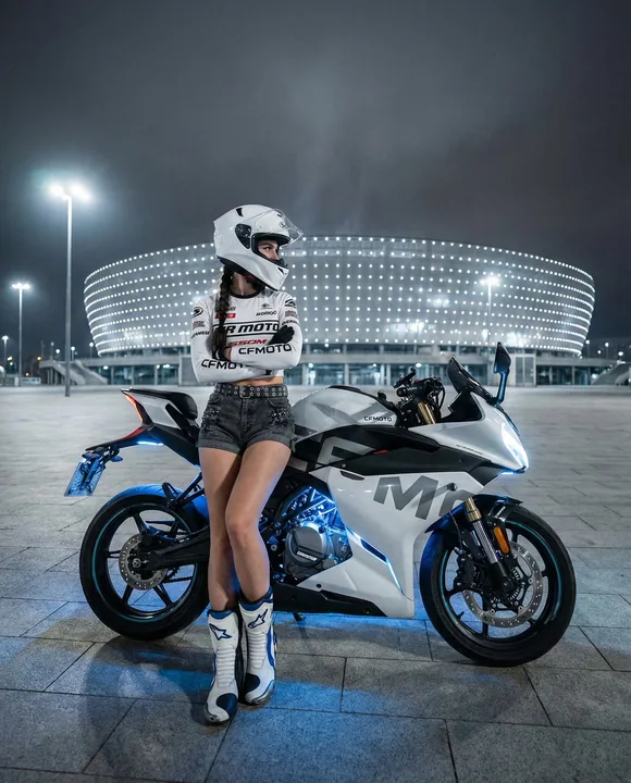 霓虹夜色下的酷飒女骑士与白色超跑摩托