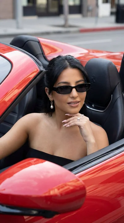 Un éditorial de mode luxueux et froidement glamour dans une voiture de sport décapotable rouge