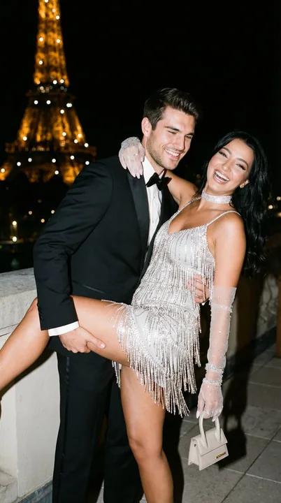 Photos de couple élégantes en flash de nuit sous la tour Eiffel à Paris