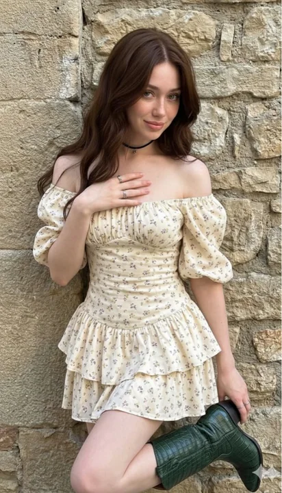 穿波西米亚碎花裙的少女手持绿色靴子,慵懒的午后