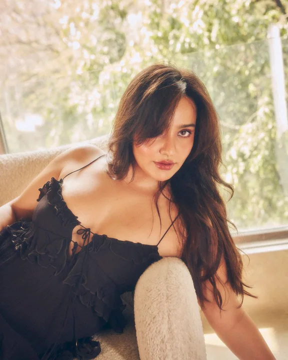 非常にインパクトのある広角ダイナミック4スタイルの超写実的ポートレート