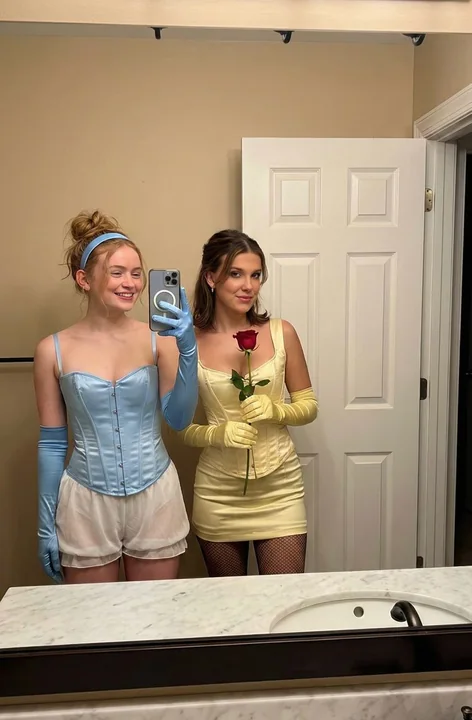 Princesse Disney hyperréaliste et sa meilleure amie prenant un selfie dans le miroir de la salle de bain