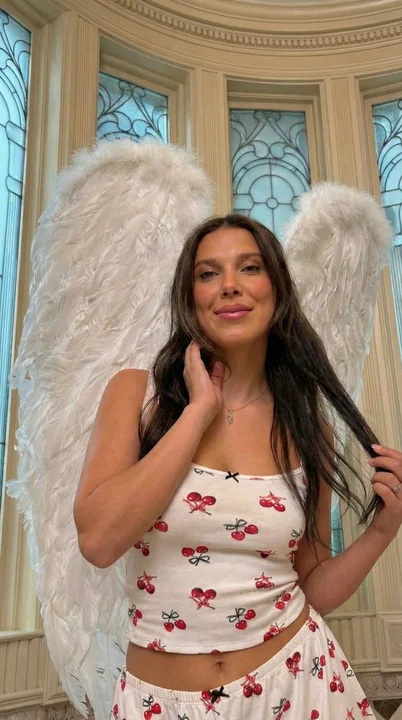 ملاك ببيجاما الكرز تحت أضواء البلوز والظلال