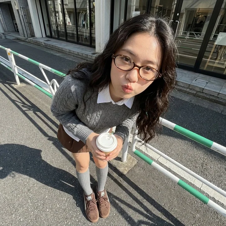 日差しの下、韓国風の甘くて可愛い学院スタイルでコーヒーを手に持つ少女